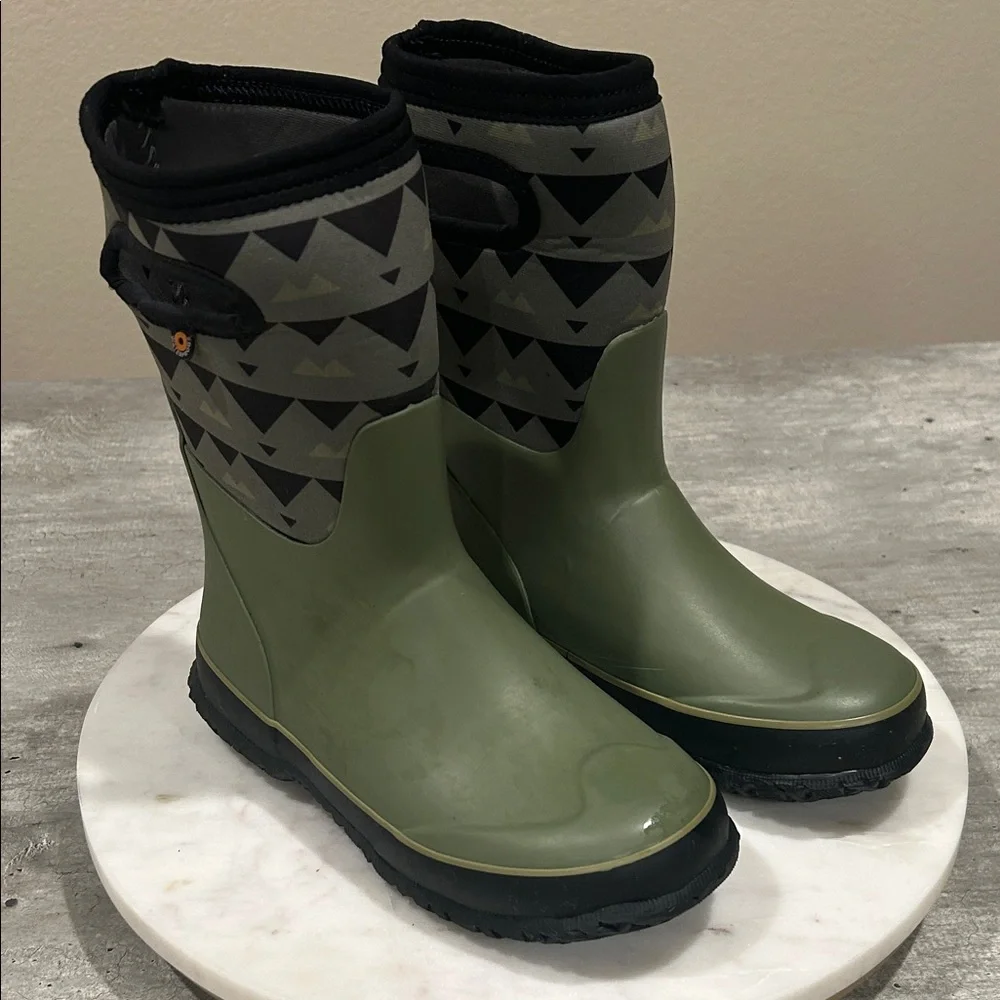 Green and Black Patterned Rain Boots size Y3